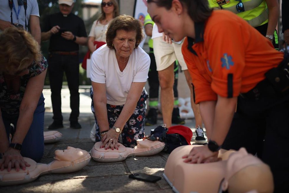 Participantes en el simulacro durante la celebración de la formación sanitaria básica impartida por el Samur-PC, a 1 de junio de 2026, en Madrid (España). Esta actividad, dirigida a los voluntarios inscritos para los actos de la próxima visita apostólica