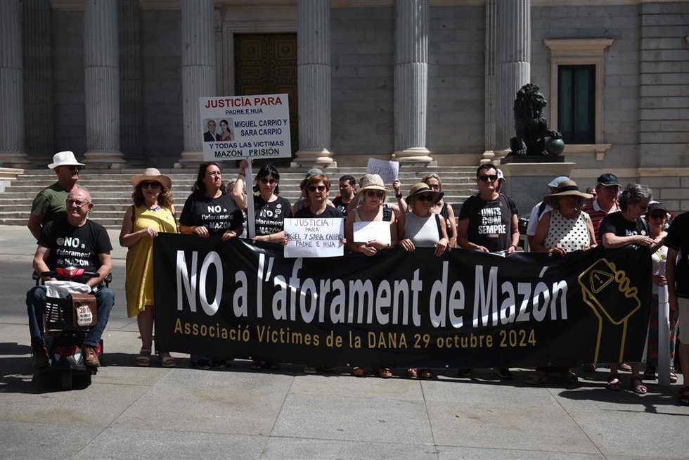 Representantes de asociaciones por las víctimas de la dana se concentran frente al Congreso de los Diputados, a 23 de septiembre de 2026, en Madrid (España).