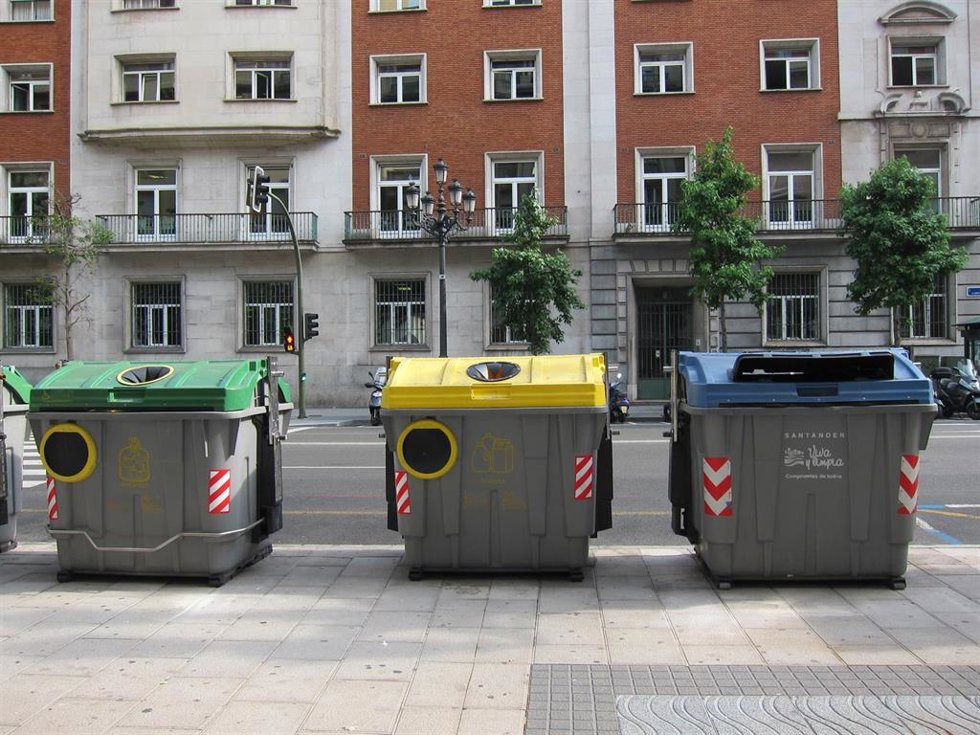 Archivo - Contenedores de basura en Santander.- Archivo