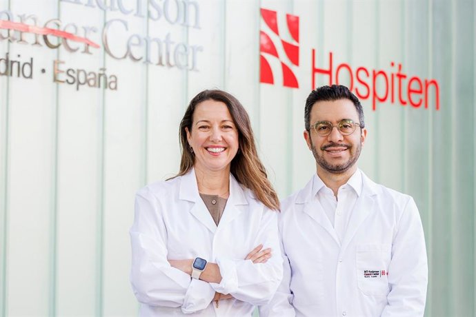 Archivo - Fátima Castaño y el Dr. Zayrho de San Vicente, de MD Anderson Cancer Center Madrid – Hospiten