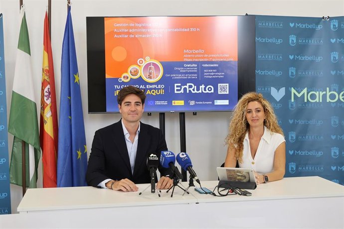 La diputada de Empleo y Formación, Mª Carmen Márquez, junto al director de Fomento Económico y Empleo de Marbella, Alejandro Feijóo.