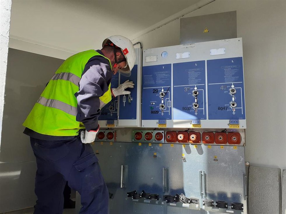 Archivo - Un técnico de Endesa trabaja en un centro de transformación. 