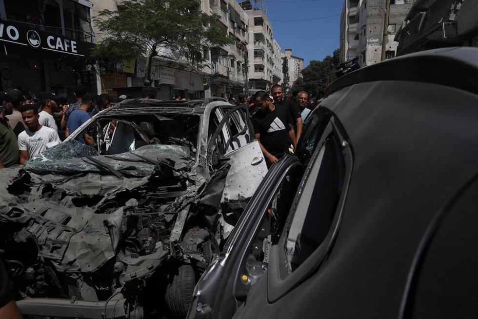 Palestinos inspeccionan los daños de un bombardeo del Ejército de Israel contra el barrio de Al Rimal, en la ciudad de Gaza, situada en el norte de la Franja, el 22 de junio de 2026 (archivo)