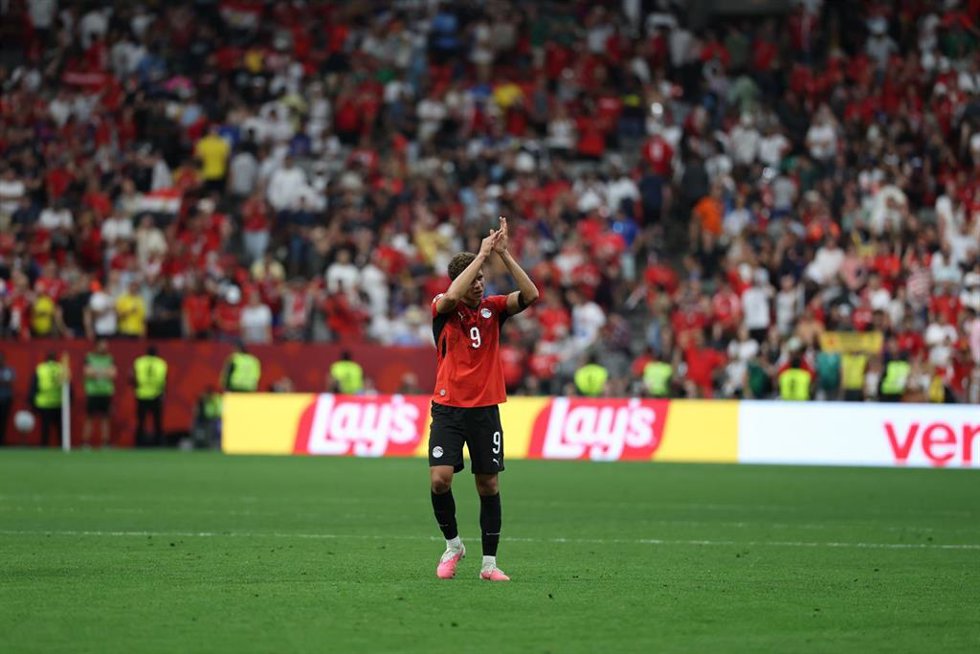 El jugador egipcio Hamza Abdelkarim saluda a la afición tras el partido del Grupo G del Mundial 2026 entre Nueva Zelanda y Egipto disputado en el BC Place de Vancouver (Canadá)
