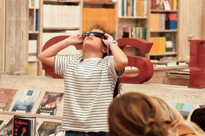 Archivo - Gafas para observar un eclipse
