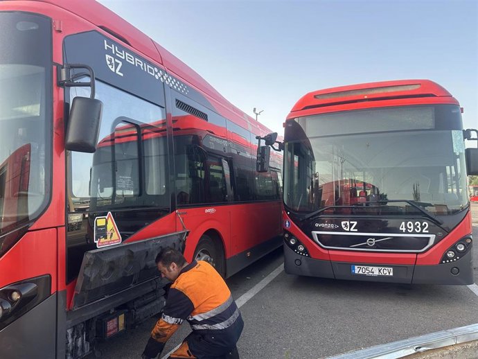 Un mecánico de Avanza Zaragoza realiza labores de mantenimiento en un autobús urbano