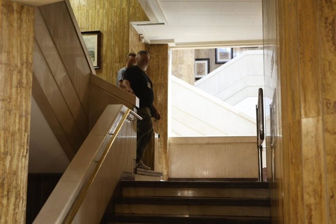 Agentes de la UCO en el interior del Ayuntamiento de Soria durante el registro.