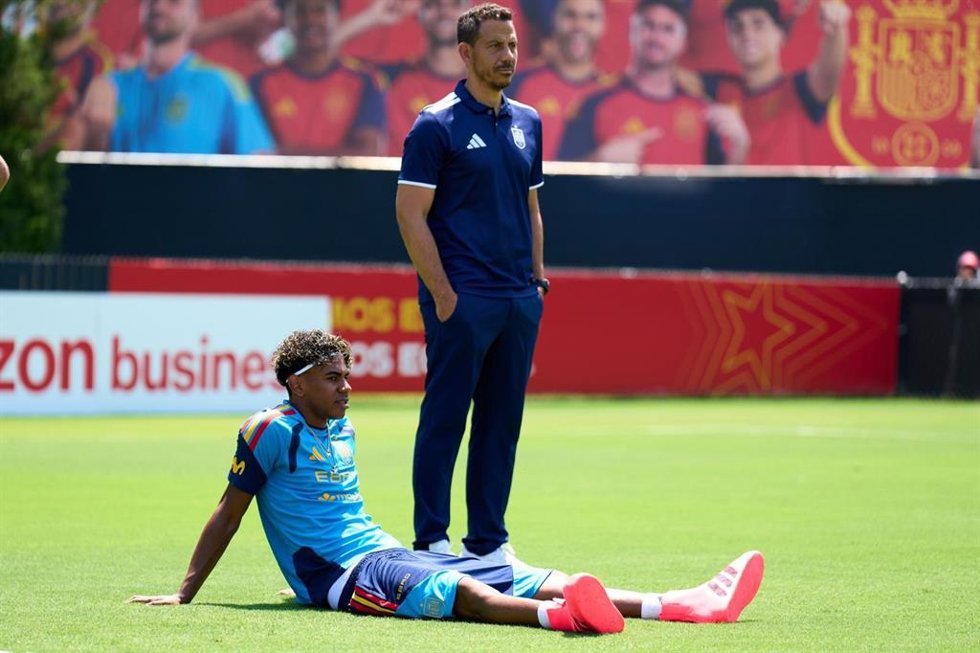 El doctor Claudio Vázquez Colomo, junto al futbolista Lamine Yamal durante un entrenamiento de la selección española en el Mundial.