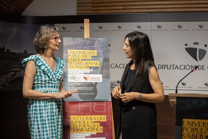 Marta del Pozo, de AUPEx, y la vicepresidenta Primera de la Diputación de Cáceres, Esther Gutiérrez