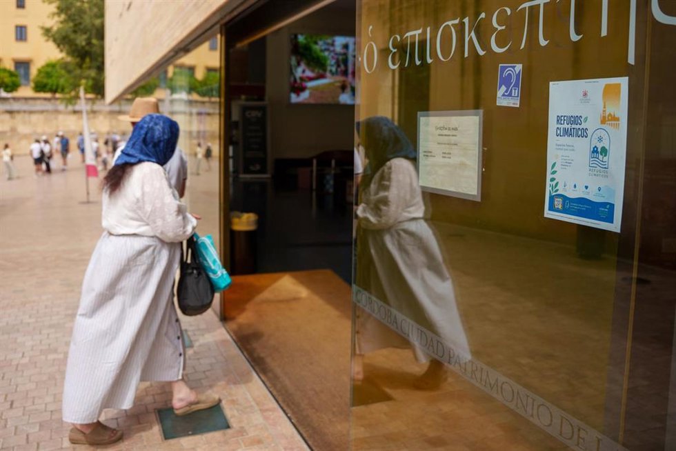 Turistas visitan la capital cordobesa encontrándose bajo aviso rojo por calor con máximas de 44º. A 23 de junio de 2026 en Córdoba (Andalucía, España).