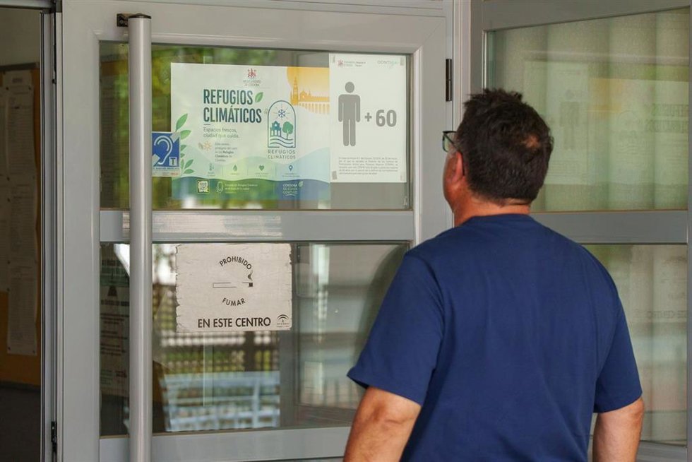 Un refugio climático para personas mayores en Córdoba. A 23 de junio de 2026 en Córdoba (Andalucía, España). La ola de calor se intensifica en la región andaluza, dejando activado para este martes el aviso rojo por temperaturas extremas en Córdoba y Jaén.