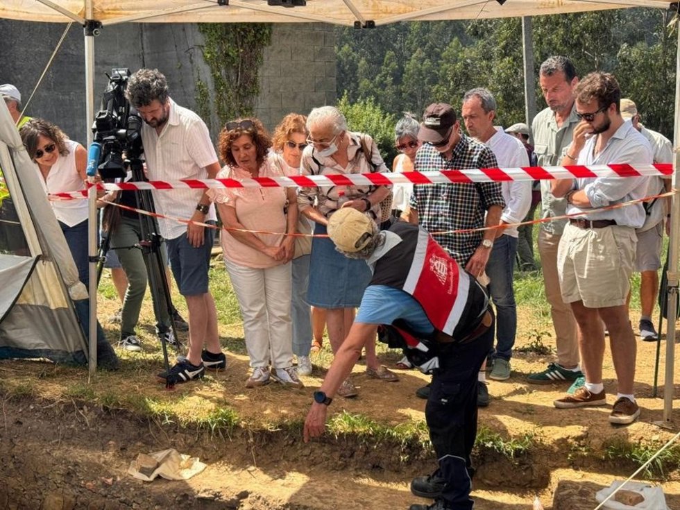 Ovidio Zapico anuncia que se destinarán 169.000 euros más para poder continuar con las exhumaciones en la fosa de la Lloba