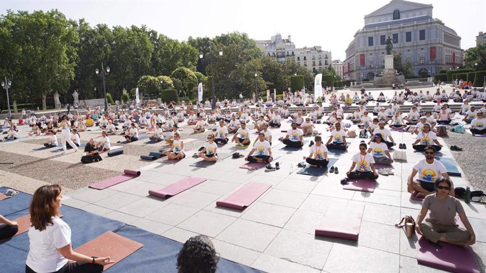 Madrid reúne a cerca de mil personas en la Plaza de Oriente por el Día Internacional del Yoga