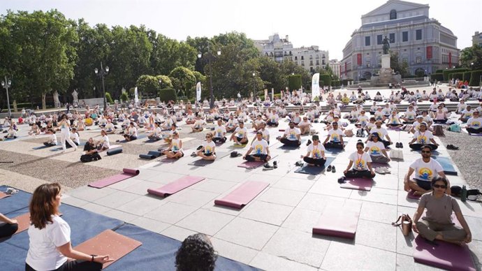 Madrid reúne a cerca de mil personas en la Plaza de Oriente por el Día Internacional del Yoga