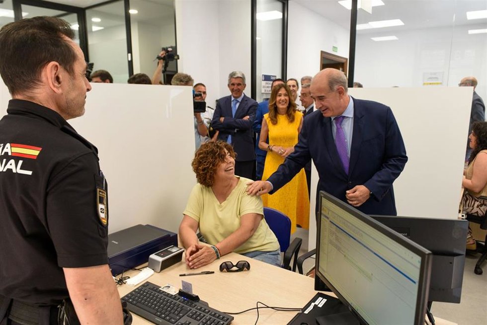 El irector general de la Policía, Francisco Pardo, inaugura la nueva Oficina de Documentación de Almansa.