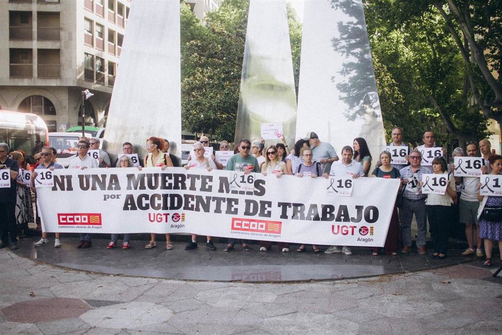 Concentración de CCOO y UGT Aragón para exigir que se refuerce la prevención laboral por tras la muerte de un trabajador en Quinto, la víctima número 16 hasta mitad de junio de 2026