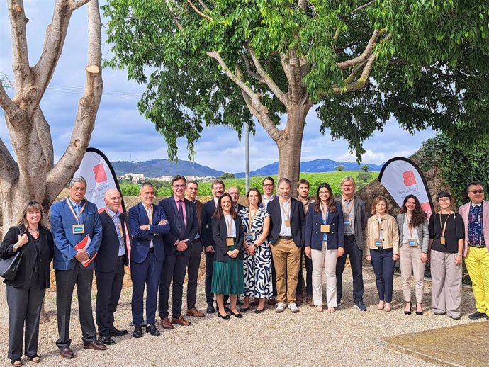 El conseller de Empresa, Hacienda e Innovación, Antoni Costa, con representantes de empresas innovadoras.