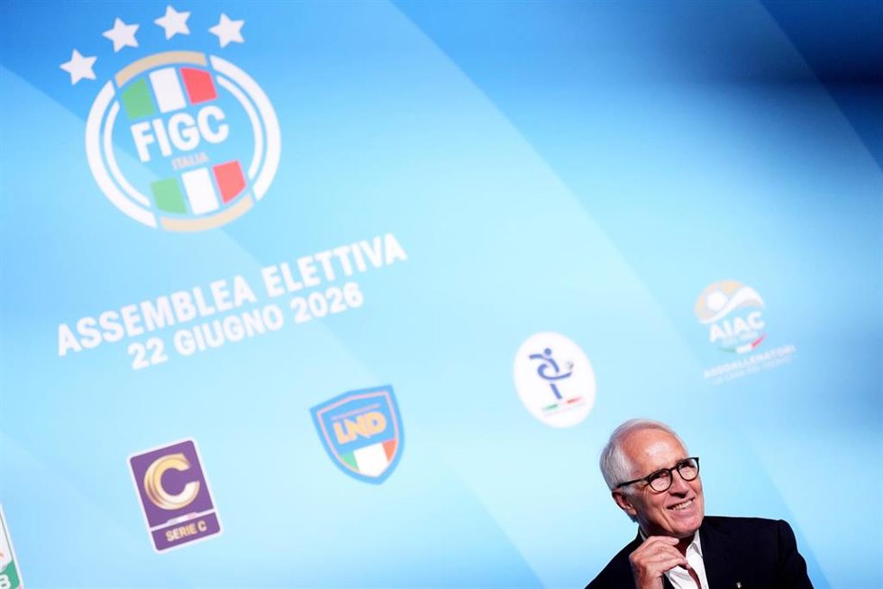 Giovanni Malagò, en rueda de prensa tras ser elegido presidente de la Federación Italiana de Fútbol. 