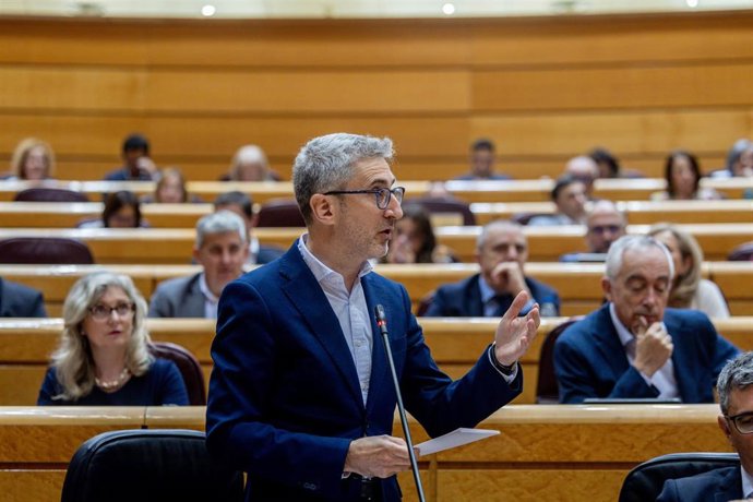 El ministro de Hacienda, Arcadi España, interviene durante una sesión plenaria en el Senado, a 26 de mayo de 2026, en Madrid (España). 