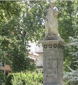 Monumento a Mariana Pineda en la plaza que lleva su nombre en Granada.