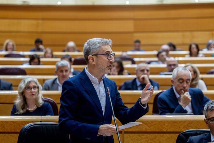 O ministro da Fazenda, Arcadi España, intervém durante uma sessão plenária no Senado, em 26 de maio de 2026, em Madri (Espanha). Além das acusações feitas ao governo pelo ex-presidente Zapatero, o plenário do Senado recebe perguntas ao governo sobre