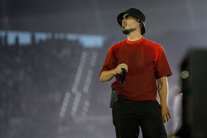 Archivo - El cantante Dellafuente durante su concierto, en el Estadio Riyadh Air Metropolitano, a 20 de junio de 2025, en Madrid (España).  