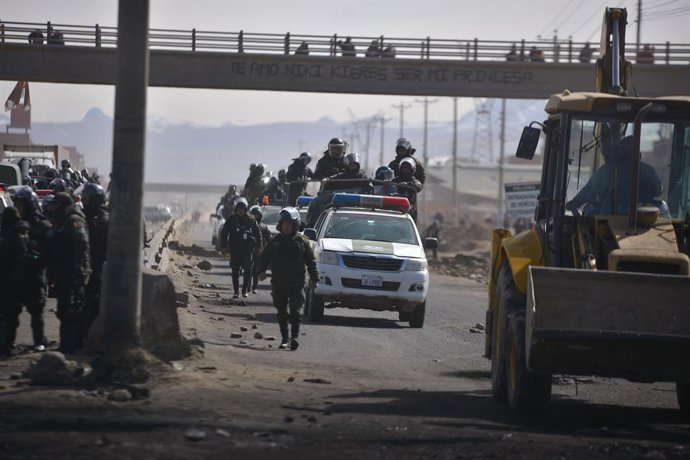 20 de junho de 2026, El Alto, Bolívia: EL ALTO, BOLÍVIA — 20 DE JUNHO DE 2026: Policiais e militares foram mobilizados por toda a cidade de El Alto após a declaração de um estado de exceção de 90 dias pelo presidente boliviano Rodrigo Paz. As forças de se