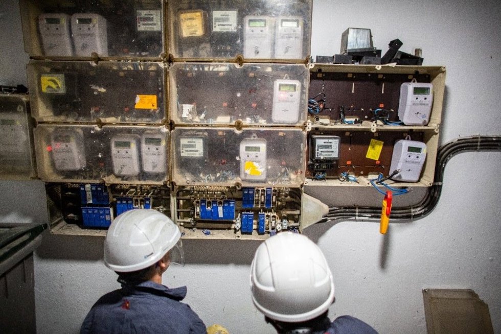 Archivo - Técnicos ante un cuadro de contadores manipulado.