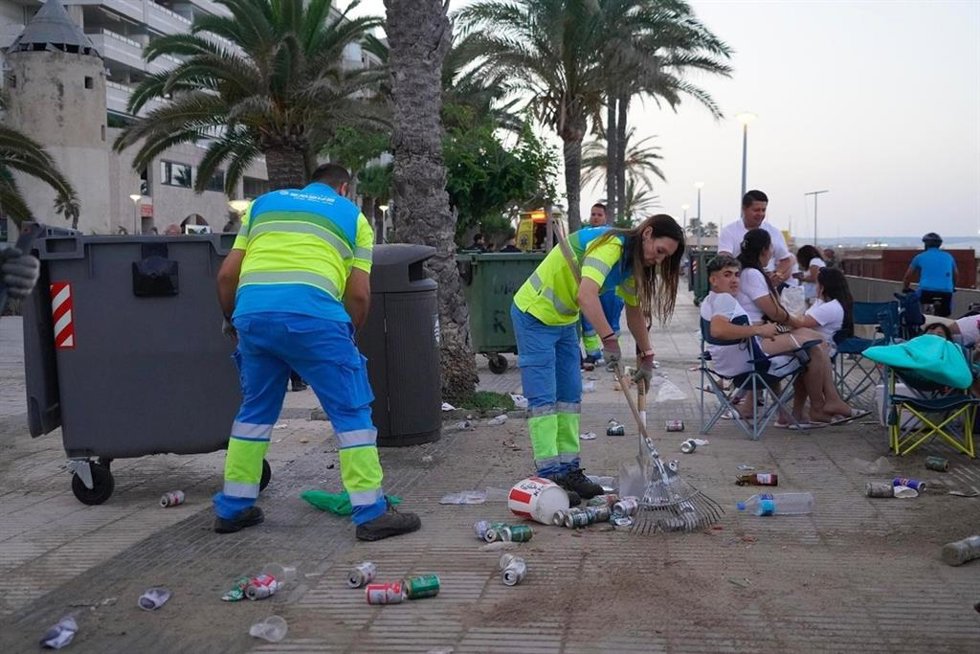 Operarios de Emaya limpian la basura de la fiesta de Sant Joan en Palma.