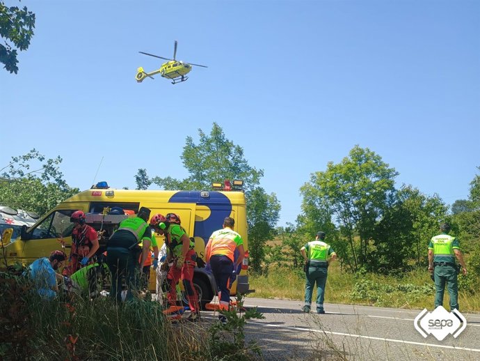 Un conductor de 66 años herido de consideración tras salirse de la carretera y chocar en Nava