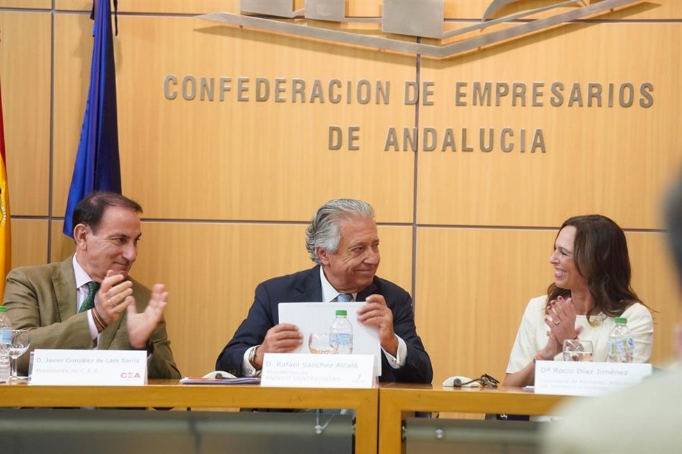 La consejera de Fomento, Articulación del Territorio y Vivienda de la Junta de Andalucía en funciones, Rocío Díaz, junto al presidente de Fadeco, Rafael Sánchez Alcalá, y el presidente de CEA, Javier González de Lara.
