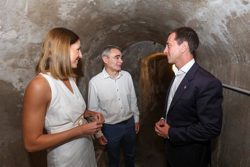 La vicepresidenta y consellera insular de Cultura y Patrimonio, Antònia Roca, y el presidente del Consell de Mallorca, Llorenç Galmés, en una visita al refugio antiaéreo del Consell de Mallorca.