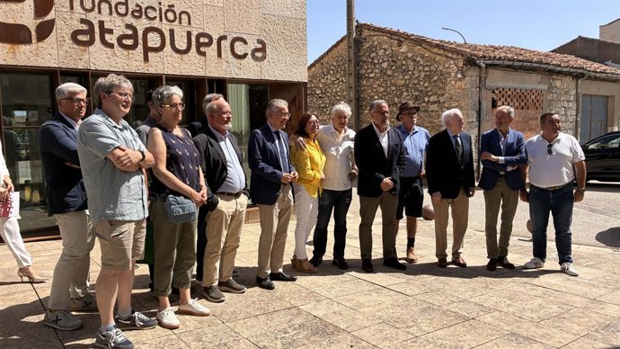 Foto de grupo de parte dos participantes do Conselho de Curadores da Fundação Atapuerca, que ocorreu nesta terça-feira em Ibeas de Juarros (Burgos).