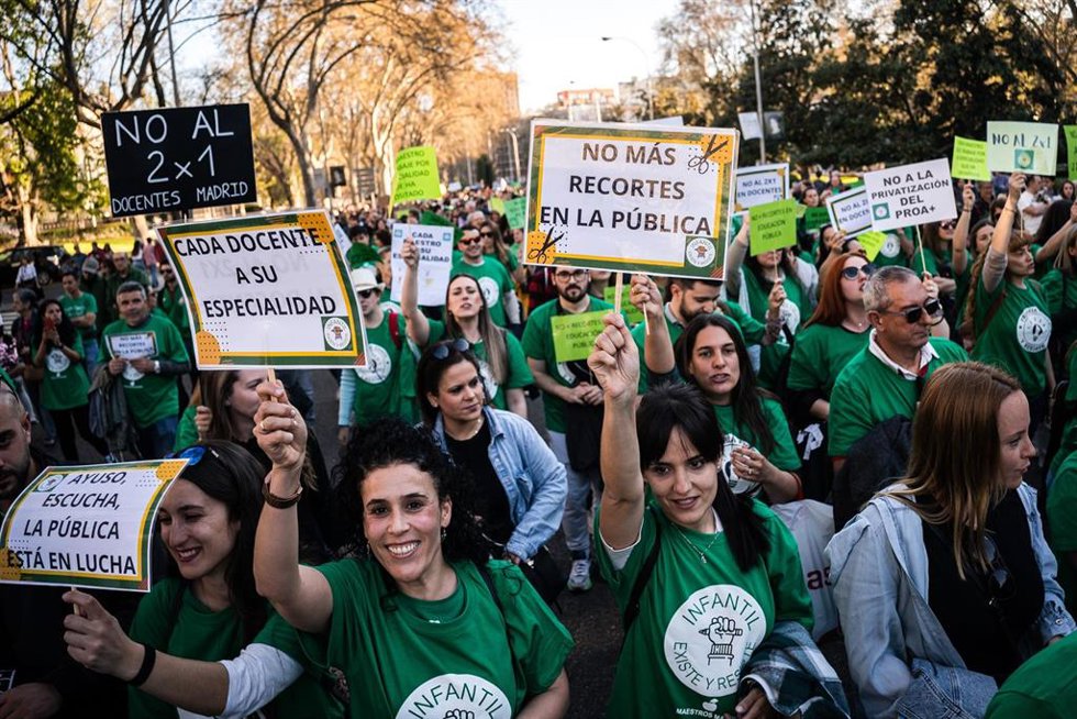 Archivo - Varias personas marchan hacia la Consejería de Educación en una manifestación por la educación pública, a 25 de marzo de 2023, en Madrid (España). Asamblea Marea Verde Madrid ha convocado esta protesta para defender la Escuela Pública y exigen e