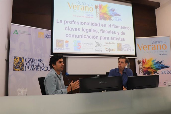 El director de la Bienal de Flamenco de Sevilla, Luis Ybarra junto al director del Instituto Andaluz del Flamenco, Cristóbal Ortega, durante su conferencia 'La industria del flamenco hoy. Marco legal y profesional' en la sede de la UPO en Carmona