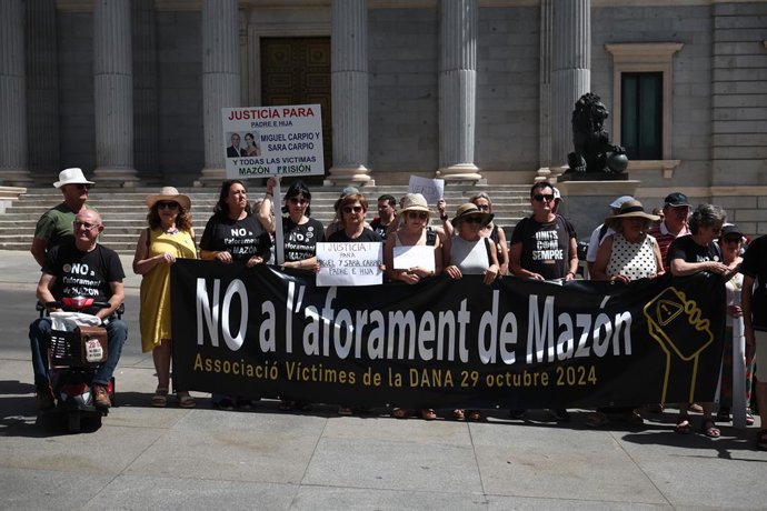 Representants d'associacions per les víctimes de la dana es concentren enfront del Congrés dels Diputats, a 23 de setembre del 2026, a Madrid (Espanya).