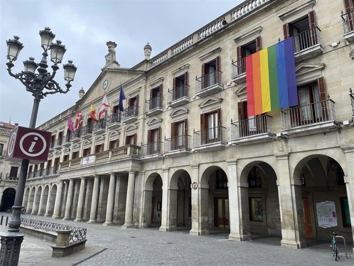 Archivo - La bandera arcoíris cuelga de la fachada del Ayuntamiento de Vitoria para celebrar el Día del Orgullo LGTBI+