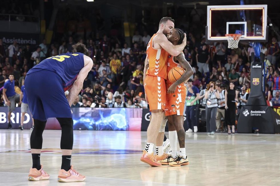 Jean Montero y Matt Costello celebran la victoria del Valencia Basket durante el tercer partido de la final de la Liga Endesa entre el FC Barcelona y el Valencia Basket, disputado en el Palau Blaugrana de Barcelona.