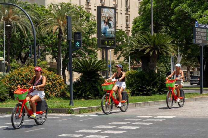 Archivo - Un termómetro marca 45 grados en Sevilla.