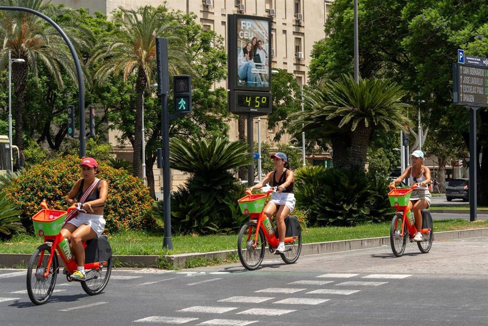Archivo - Un termómetro marca 45 grados en Sevilla.