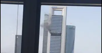Extinguido el incendio en la torre Moeve de Madrid que había obligado a desalojar el edificio