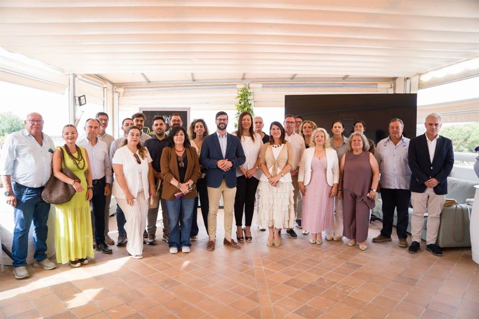 Autoridades en la presentación en El Rocío de la Ruta del Vino del Condado de Huelva.