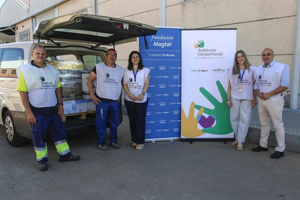 Participantes en la entrega de alimentos de Andaluces Compartiendo organizada por la Fundación Cajasol.