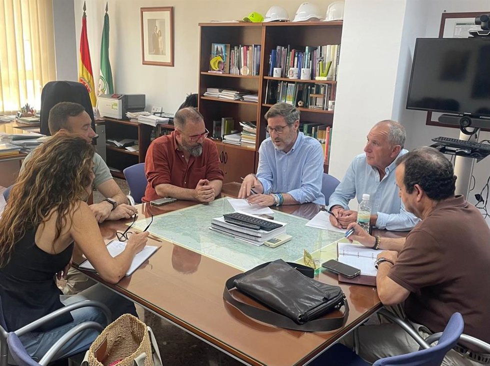 El delegado de Fomento, Miguel Contreras (c), en la reunión.