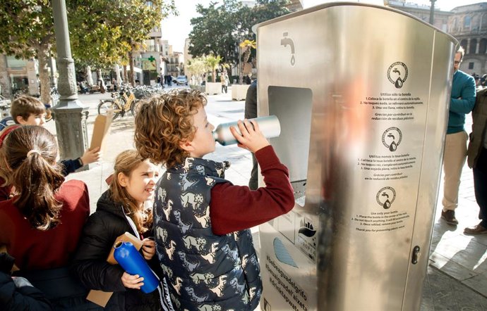 Archivo - Arxiu - Font en la Plaça de la Verge