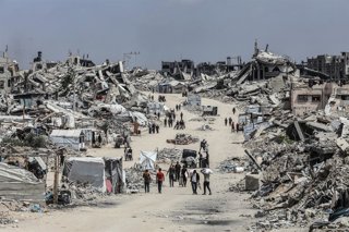Archivo - Palestinos desplazados en la ciudad de Yabalia ante la intensificación de la ofensiva militar de Israel contra la Franja de Gaza (archivo)