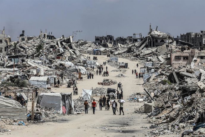 Archivo - Arquivo - Palestinos deslocados na cidade de Yabalia diante da intensificação da ofensiva militar de Israel contra a Faixa de Gaza (arquivo)