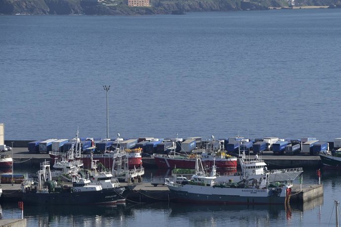Archivo - Arquivo - Barcos de pesca atracados no porto, devido ao aumento do preço do diesel, apesar do cancelamento da greve, em 24 de março de 2022, em A Coruña, Galícia (Espanha).  Após uma reunião com o ministro da Agricultura em 23 de março, o setor 