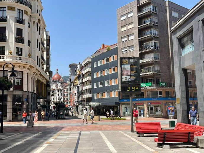 Térmometro en las calles de Oviedo marca una temperatura de 39 grados por la ola de calor. A 23/06/26.