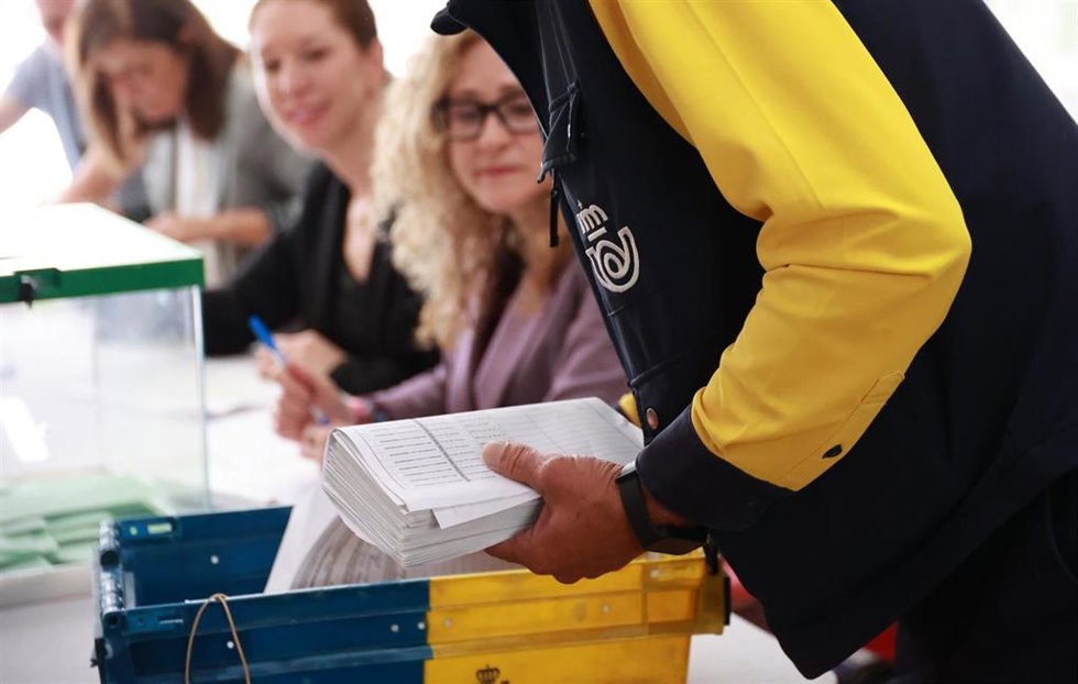 Archivo - Personal de correos acude a los colegios electorales para depositar el voto por correo. A 17 de mayo de 2026 en Sevilla, Andalucía (España).